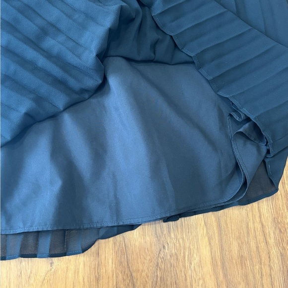 Elegant Black Pleated Skirt - Picture 3 of 6